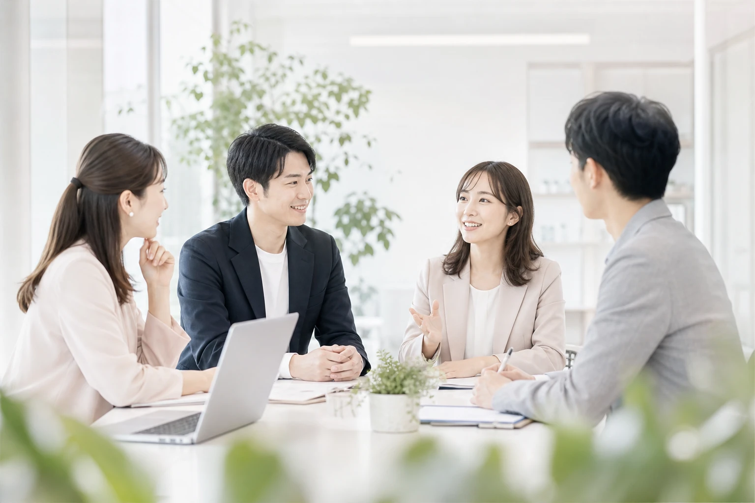 組織のメンバーが対話する様子